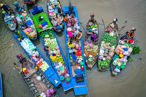 Phong-Dien-floating-market-mekong-delta-vietnam-2